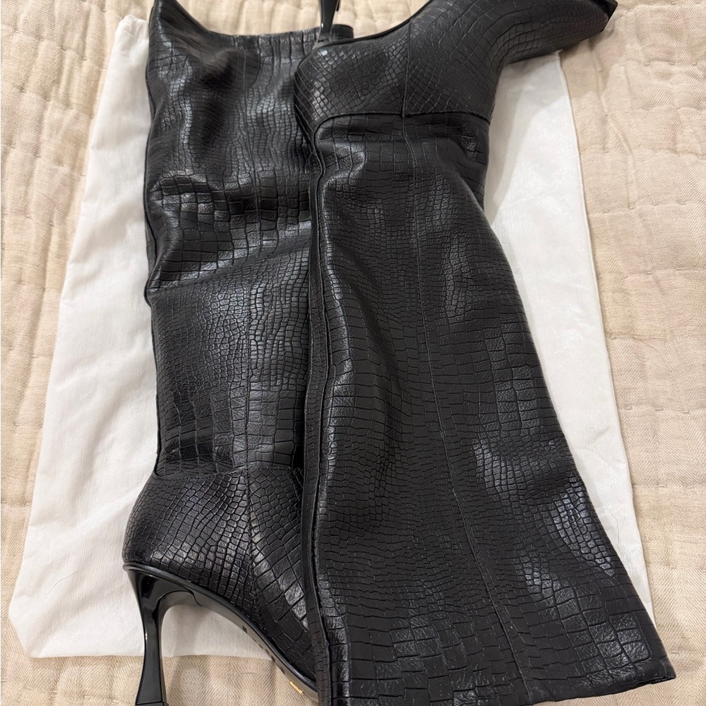 Elegant Black Croc-Patterned Heeled Boots